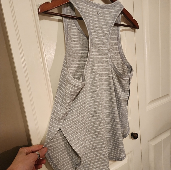 Workout top by Gap. - Picture 2 of 4